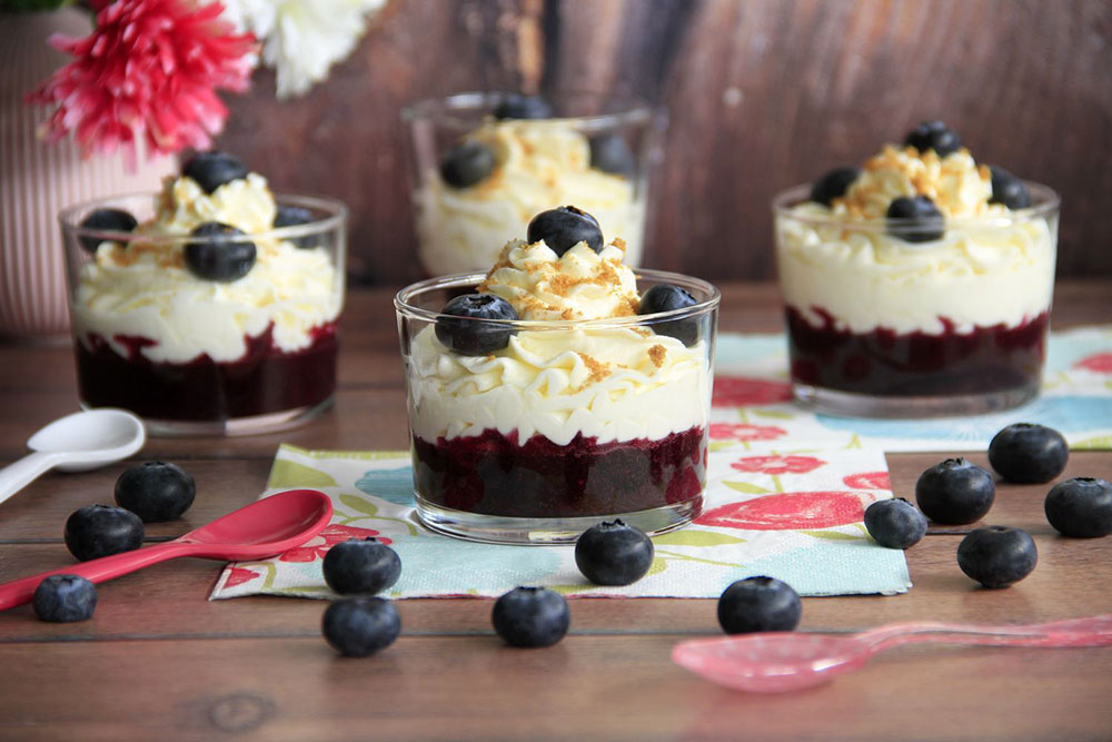 Postre de queso con coulis de arándanos