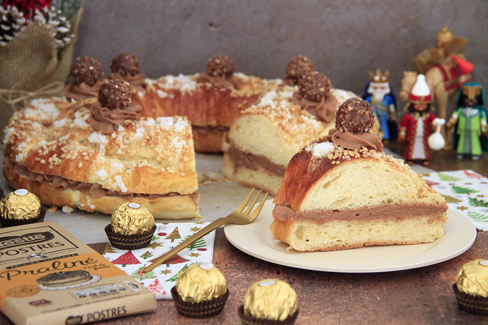 Roscón de Reyes relleno de crema de chocolate praliné