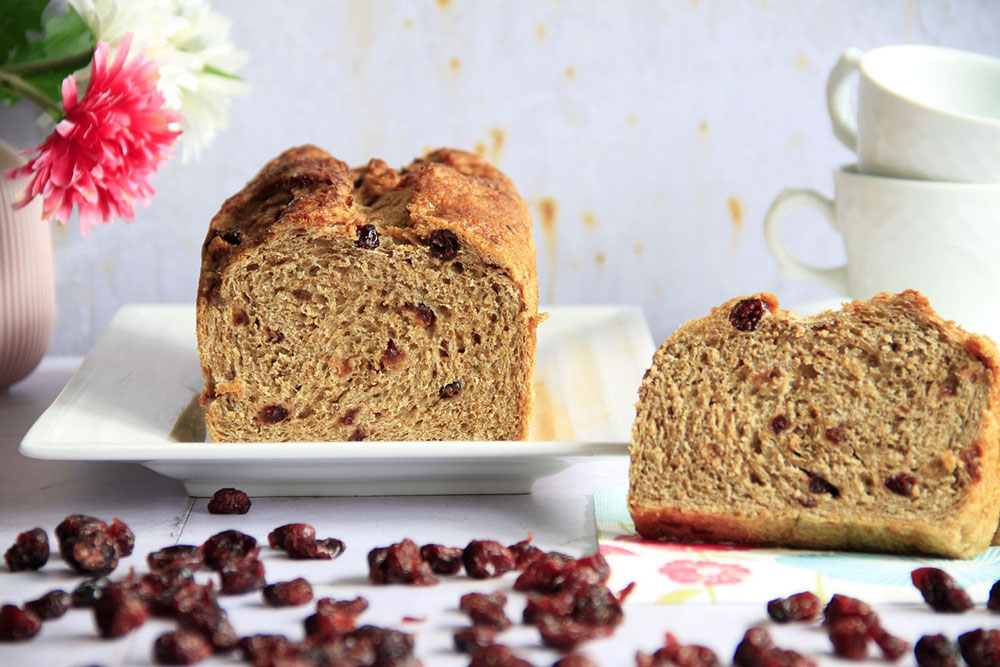 Pan integral con arándanos rojos deshidratados