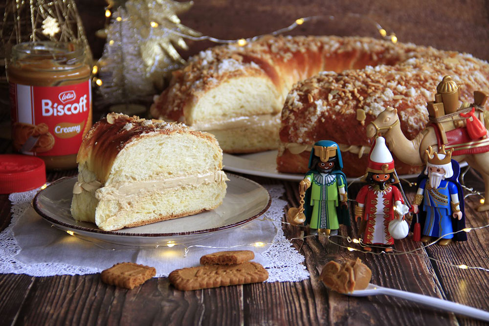 Roscón de Reyes relleno de nata con crema de galletas caramelizadas