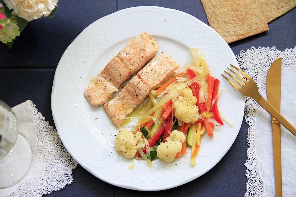 Salmón al vapor con verduras