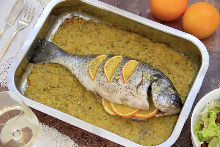 Dorada al horno con puerro a la naranja y pistachos