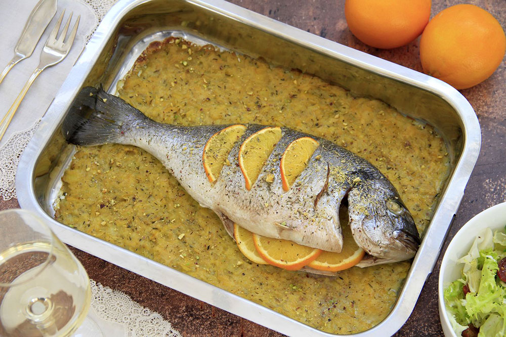 Dorada al horno con puerro a la naranja y pistachos
