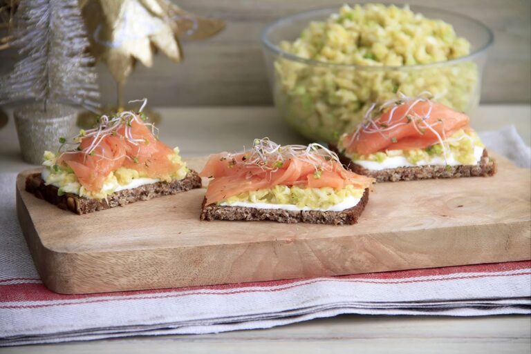 Ensalada nórdica de repollo y manzana con salmón ahumado