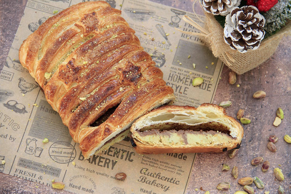 Trenza de hojaldre y turrón de pistacho